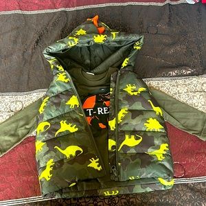 Forest green long sleeve shirt with matching windbreaker. Able to wear separate.